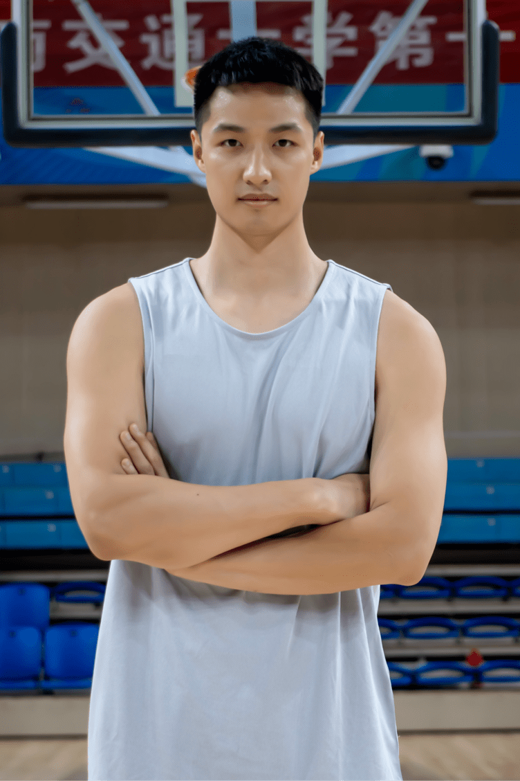 9号 邹伟豪 小前锋特点:在进攻端,中距离跳投稳定,得分终结能力强