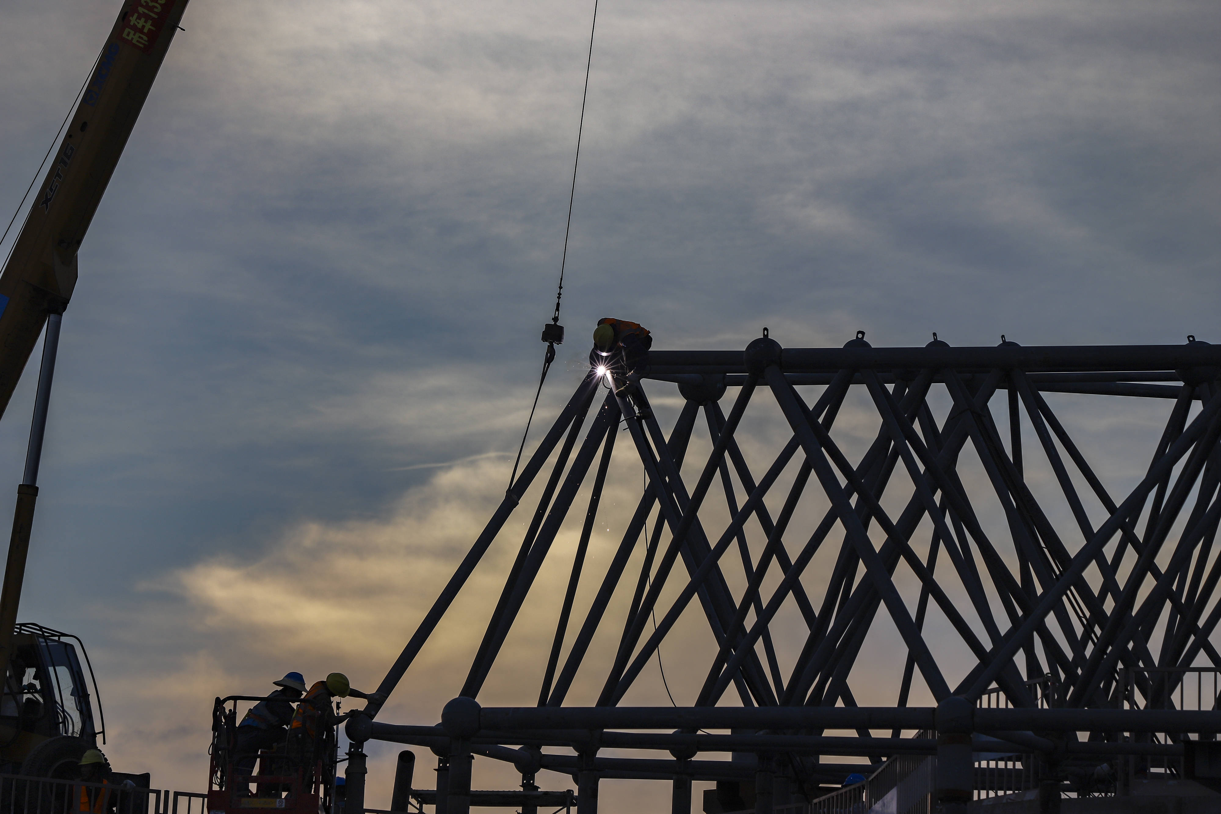 重庆江北国际机场t3b项目完成总工程量的40%_新华社_施工人员_黄伟