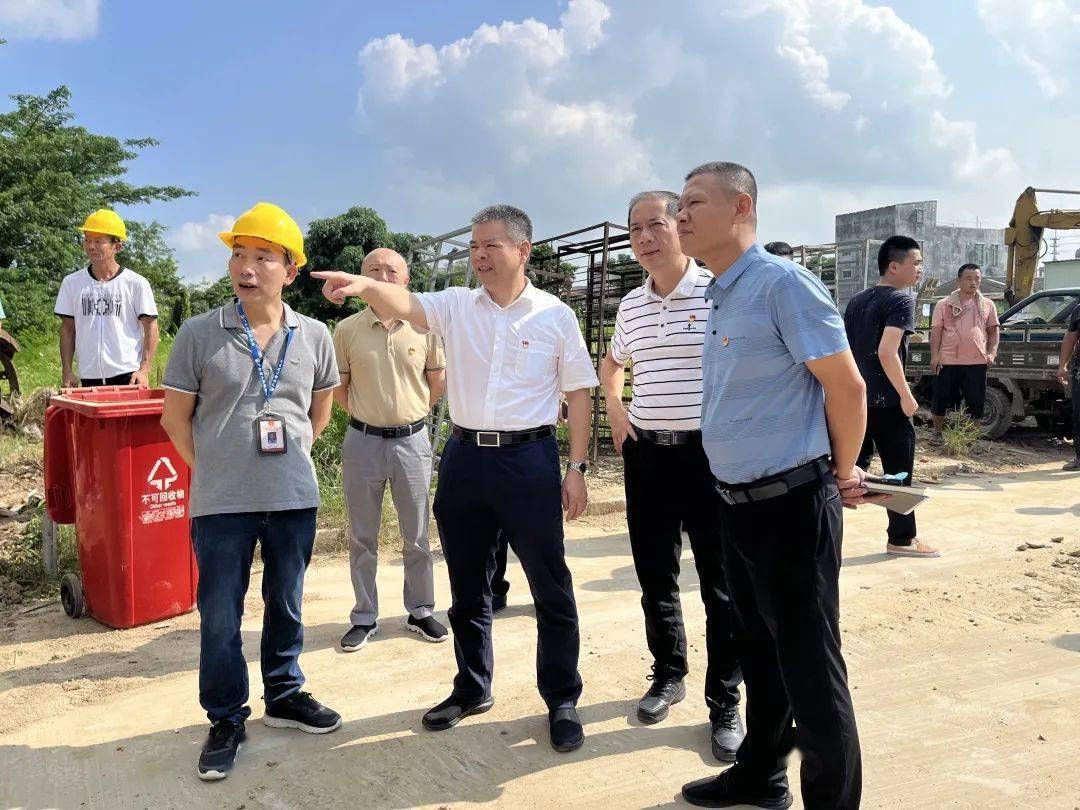 王楚彬一行实地察看了东林美村上路片拆违现场,检查