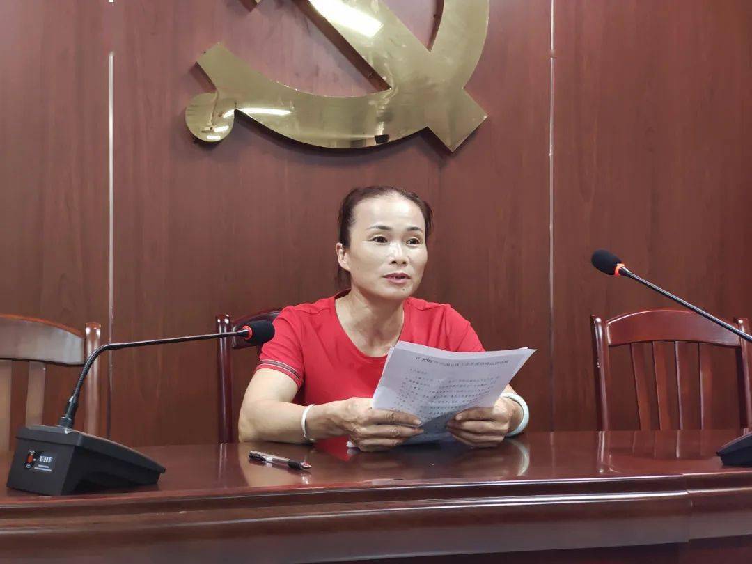 武宣县总工会组织开展劳模宣讲活动