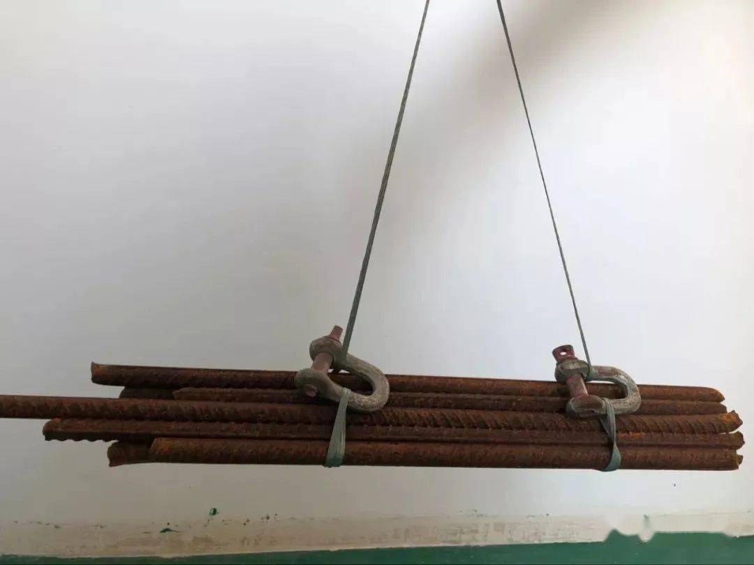 卸扣的正确受力如下图所示:第一种受力方式,钢丝绳的力作用于扣体上