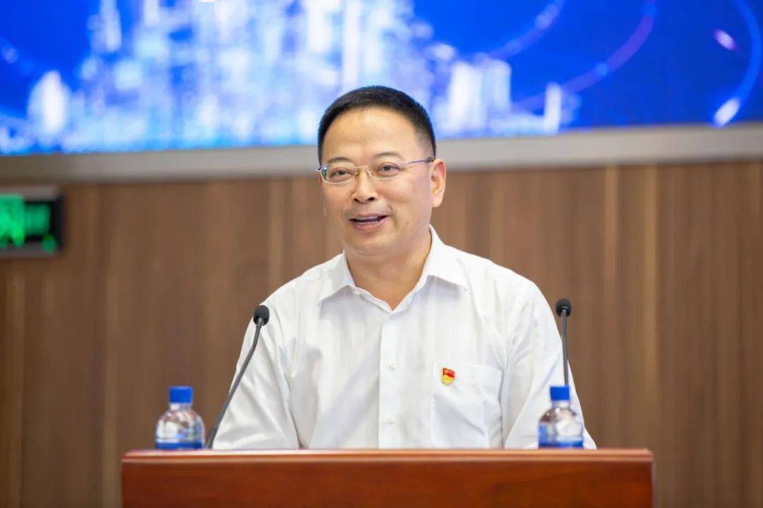 北控集团党委书记,董事长田振清在会上提出四点要求:一是充分认识发展