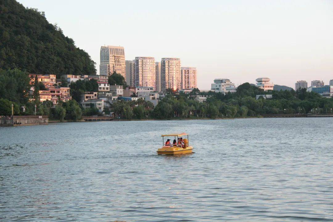 虹山湖公園,市民乘涼的好去處_安順_湖面_武貴瓊