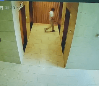 震惊园洲某商场发现一名中年男子偷拍女厕