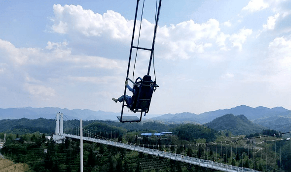 花都秋千summer是速度与热情的完美结合光影不断在眼前划过一会旋转