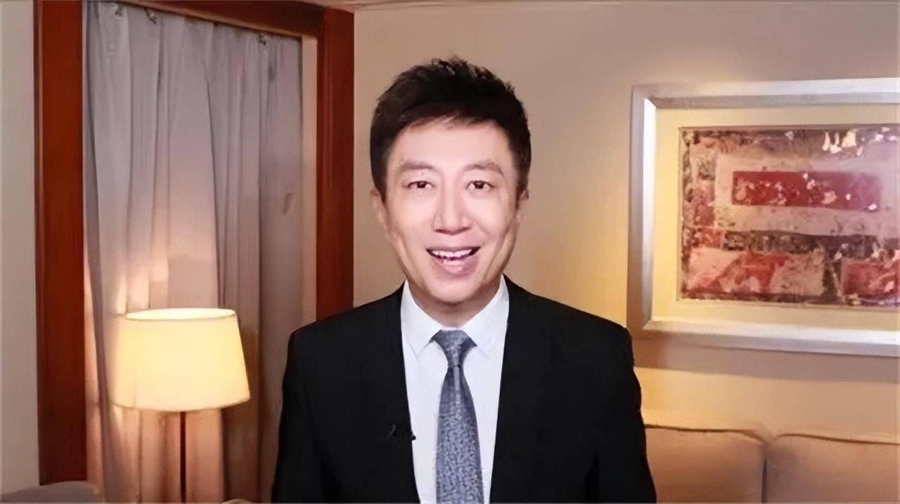 央视主持人陈伟鸿:55岁依然儒雅知性,一儿一女让人很羡慕_李光耀_对话