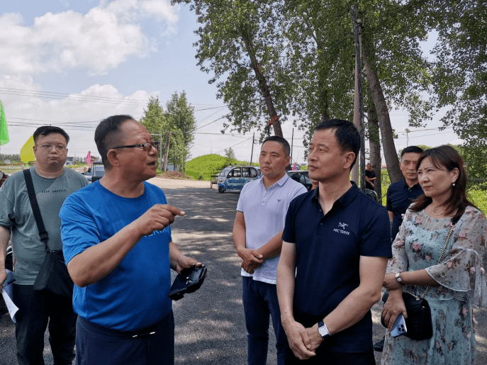 调研组先后来到辽阳县博丰菜业有限公司和太子河区沙岭镇稻米小镇,与