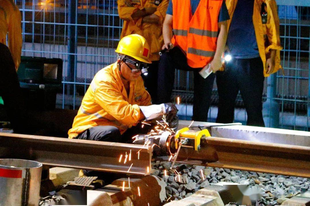 京沪高铁,首次使用!_作业_施工_焊接