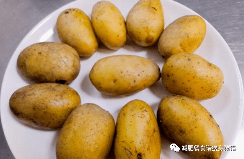 不过在减肥期间吃土豆要注意。如果你吃了土豆。要减少主食里面的摄入量