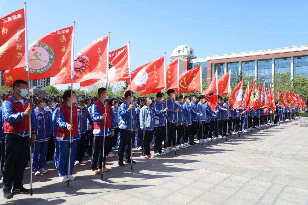 龙口一中拍了拍2022级新同学