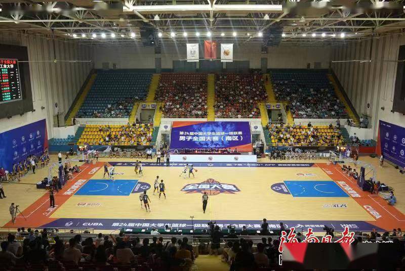 而且是足球和篮球两大球携手上演,这在海口,海南的历史上都是首次