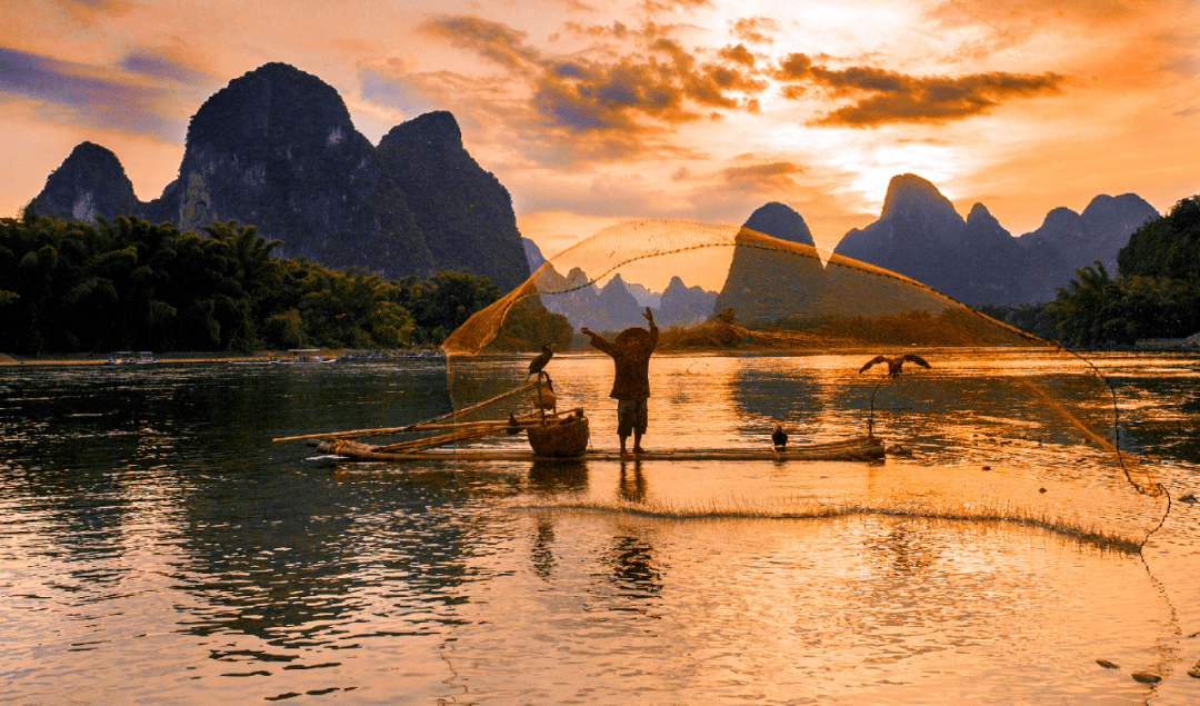 漓江渔歌 摄影/张琪琪▲ 摄影/阳朔临江仙汉服渔翁站在竹筏上手拿