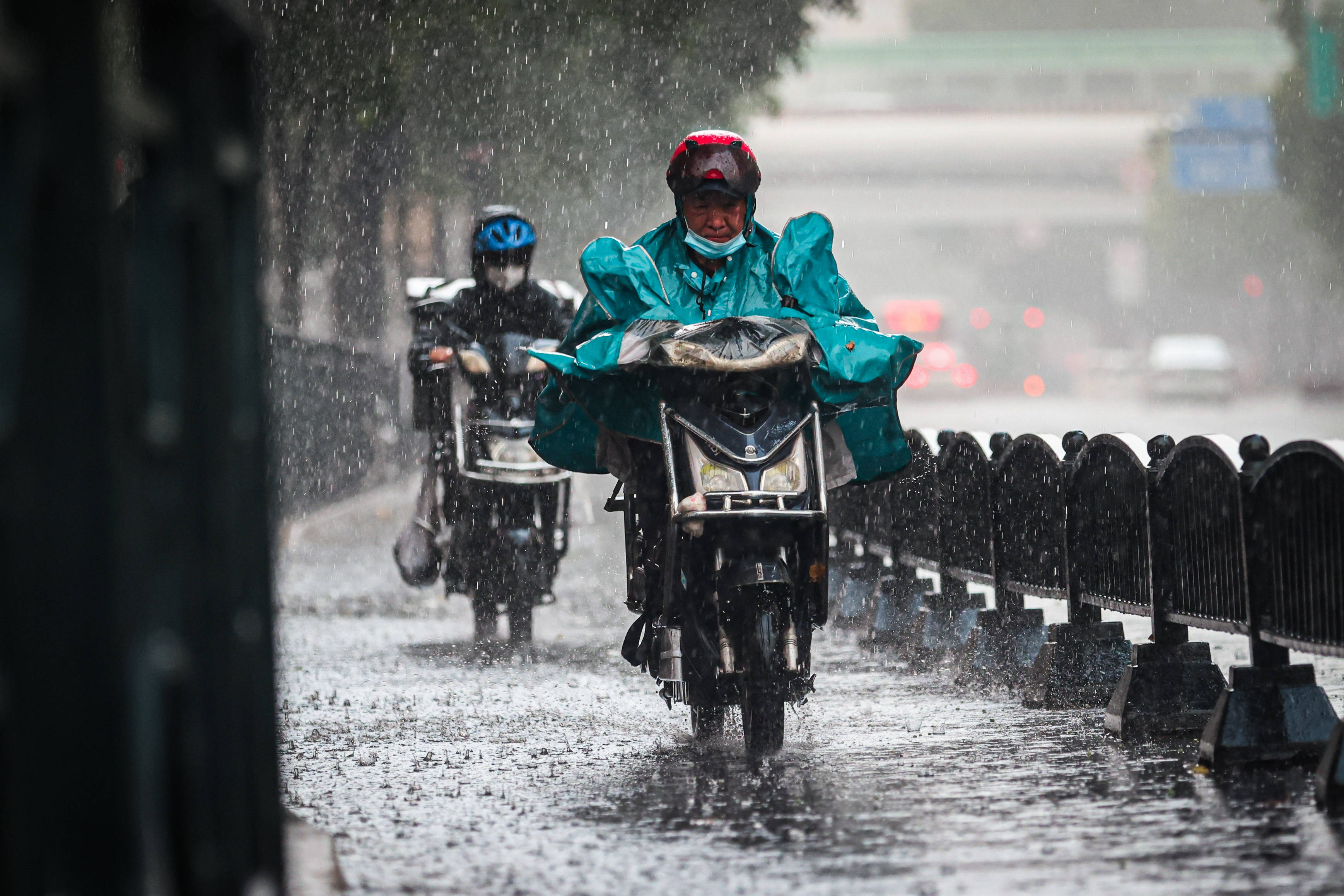 受台风“利奇马”影响 上海发布暴雨橙色预警_新华社