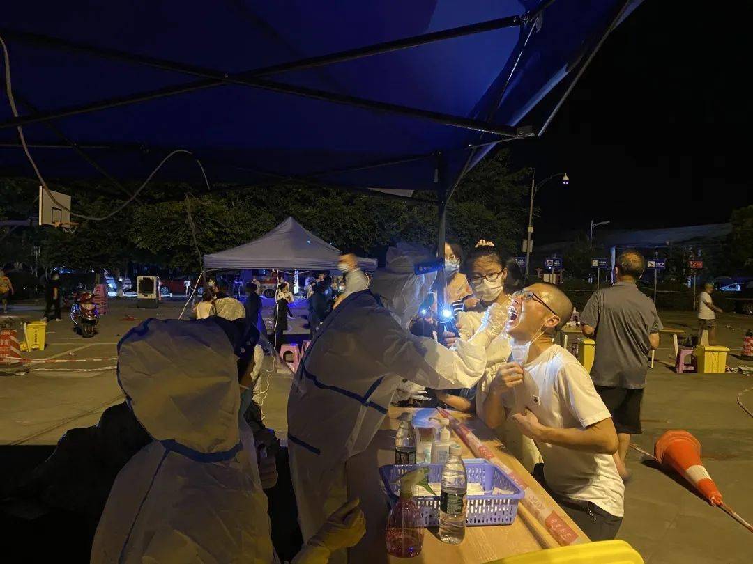 夜以继日他们守护着这座城现在该我们了附双流128个核酸检测采样点