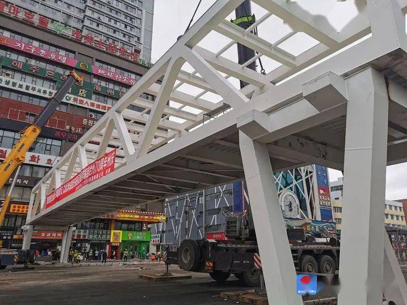 延吉公园人行天桥建设项目完成天桥钢结构主体吊装