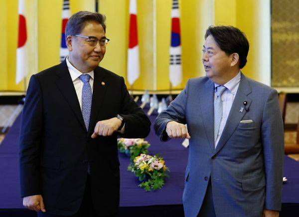 韩外长近三年来首次访日 双方同意尽早解决劳工赔偿争端
