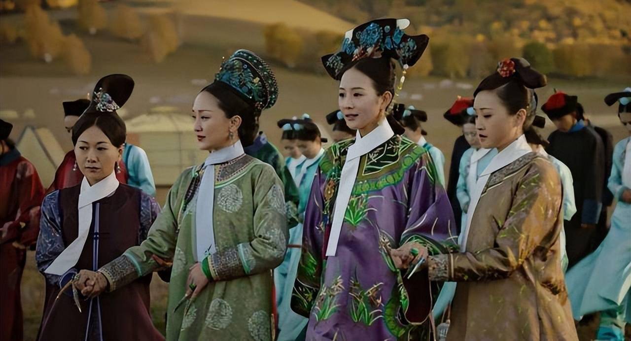 应选女子走神武门进入紫禁城,到顺贞门外等着,有户部官员在现场维持