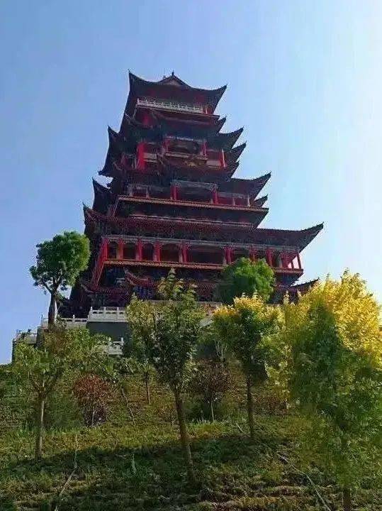 眉县地标性建筑平阳阁为"明五暗九"的阁楼式明清风格建筑,内部设有