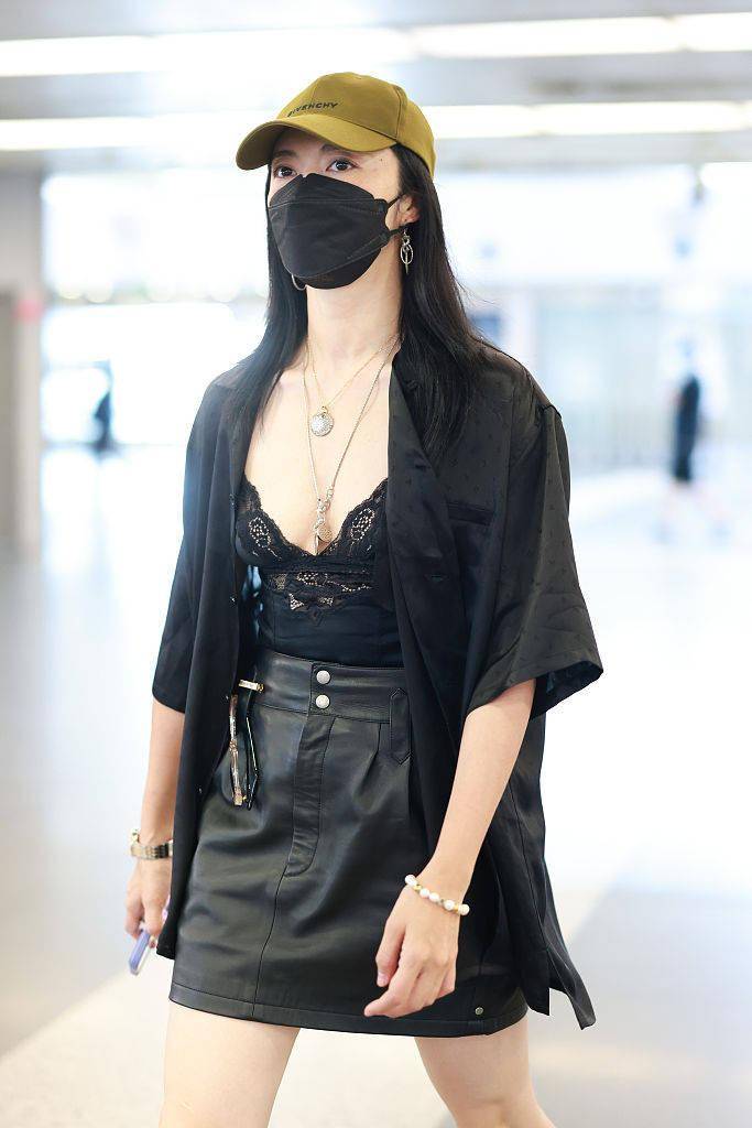 姚晨黑色蕾丝深v镂空吊带搭皮裙清凉飒爽 叠戴项链精致耀眼_小腿_摩登