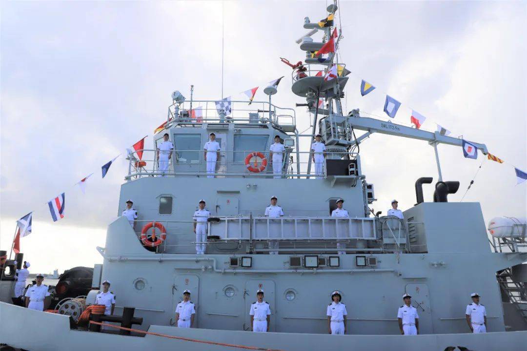 南拖197船升海军旗南拖197船入列仪式在"十里军