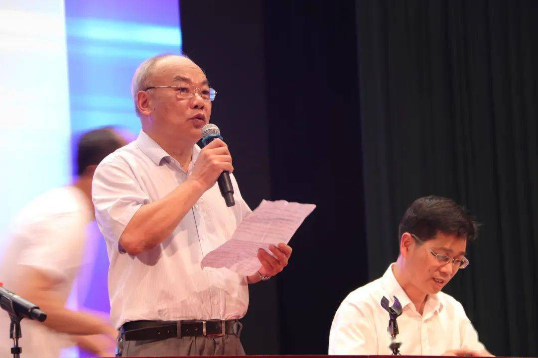 雅讯致敬天台中学老校长郑志湖光荣退休