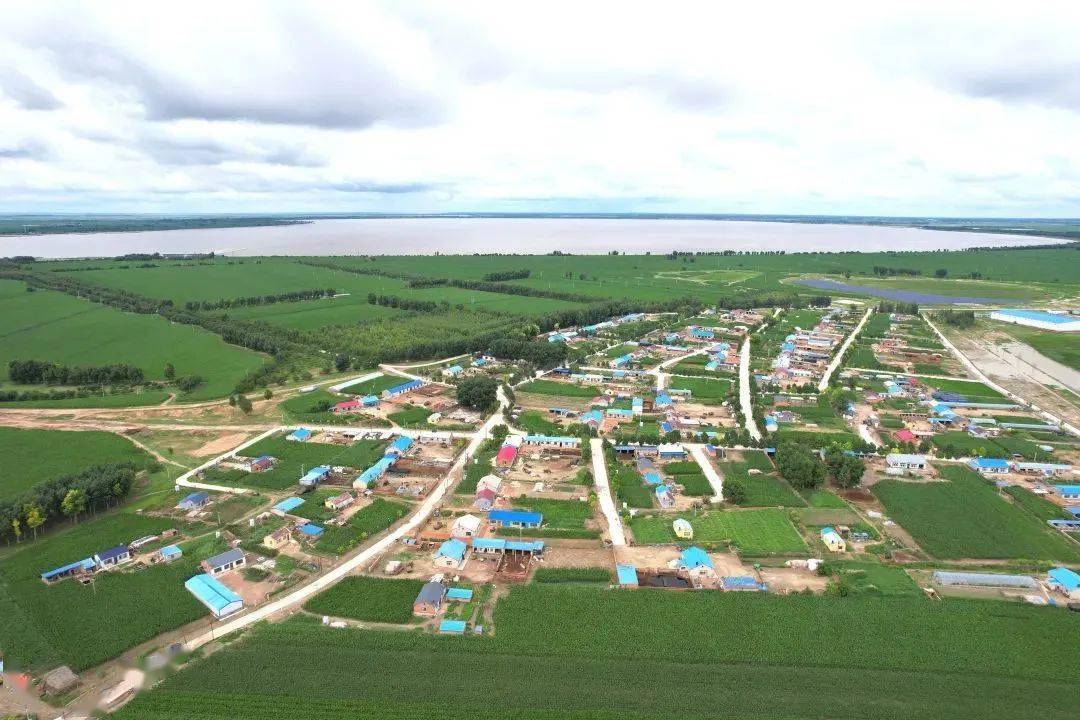 镇赉县东屏镇白音河村盐碱地里结硕果