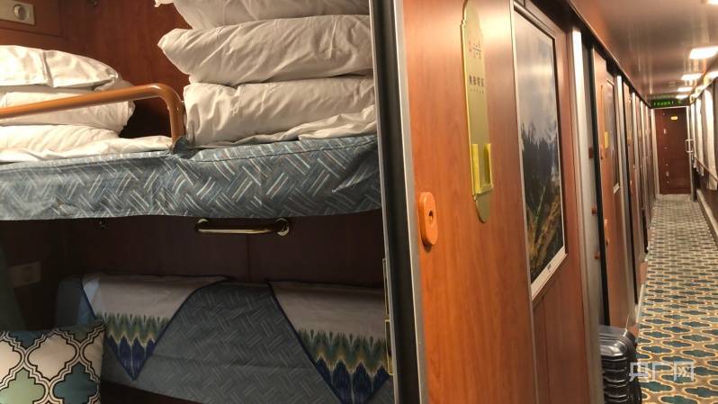 "新东方快车·丝路天山号"混合编组旅游专列蓝钻车厢(央广网发 秦丽