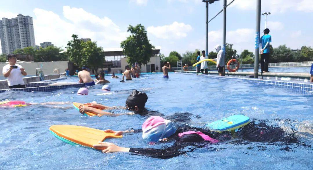 会昌县:预防溺水从学游泳开始_教育_培训_教练
