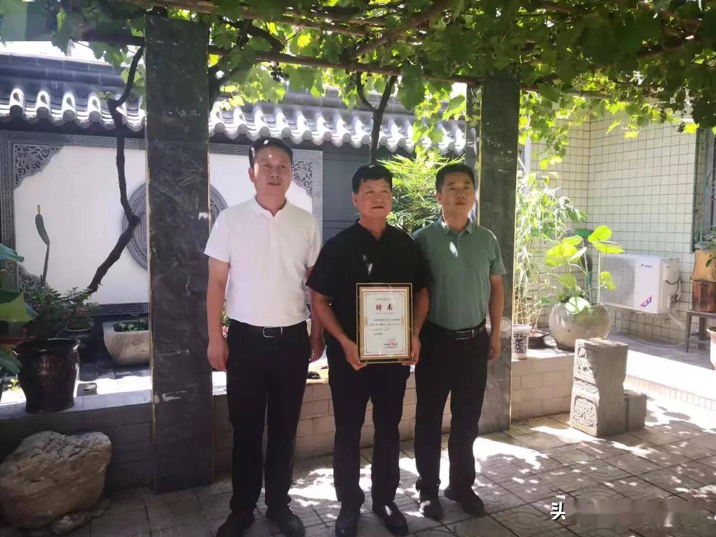 题周至翠峰镇郭忠智书记李伟镇长登门给张保民颁发招商大使聘书联