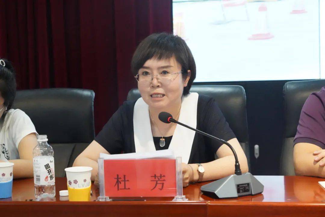 座谈会上,小学校长代表杜芳,中学校长代表蒙巍,优秀教师代表韩永平