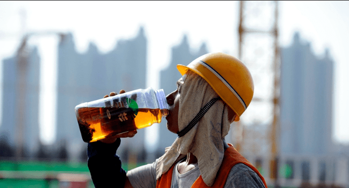 他们以骑手,环卫工人,农民工的身份,如工具人一般在尘埃与