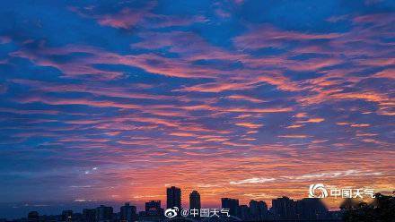 四川乐山现油画天空 市民享视觉盛宴
