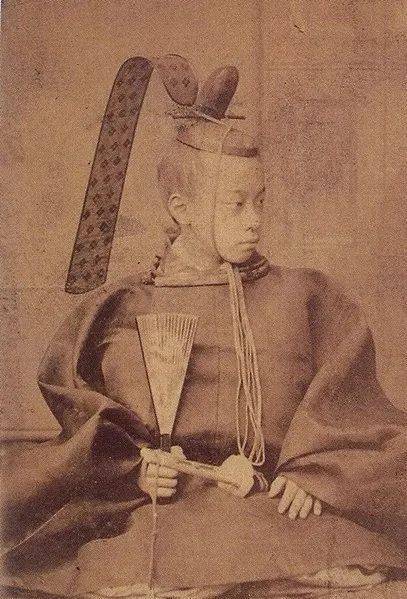 "垂缨冠"原是日本古代文官服饰的组成部分,初为祭祀礼服,后发展为官服