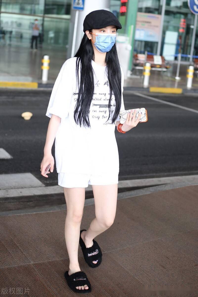 街拍赵小棠白色t恤鸭舌帽毛绒拖鞋随性休闲