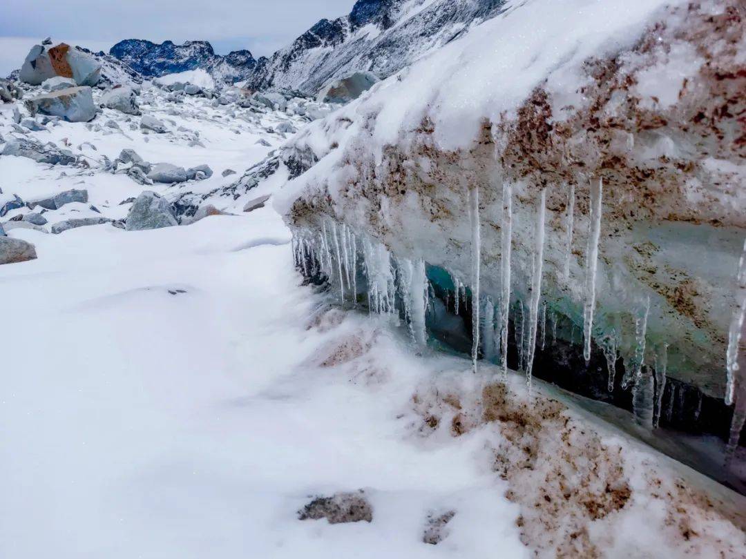 令人惊叹冰川槽谷及羊背石,冰川刻槽等地貌如角峰,刃脊,冰斗,冰坎勾勒