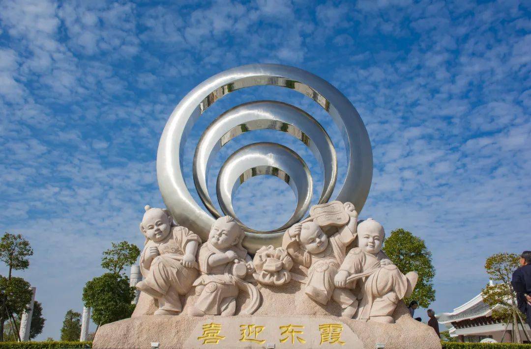 自筹两千多万建成了饶平最大最美的一座公园——"霞东公园",这里集