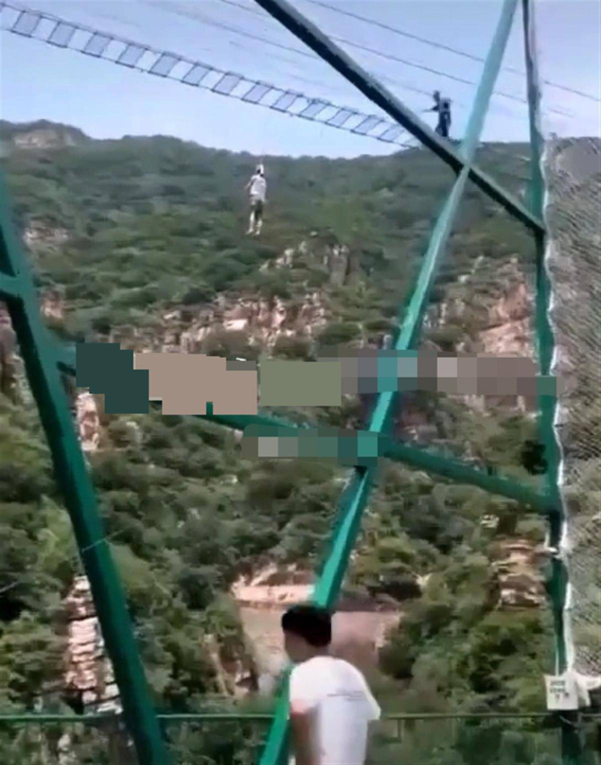 网传一景区有游客从悬空吊桥坠落，医院：没抢救过来