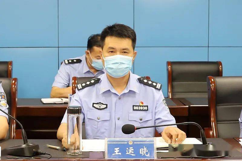 会上,三级高级警长梁军荣通报了近期工作开展情况,部分单位作了表态