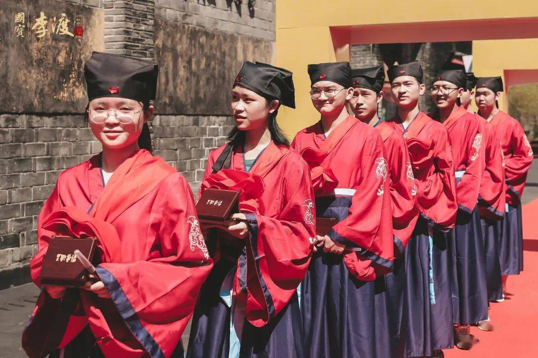 的封壇文化節,邀請8位考得比較好的學子蒞臨李渡元代燒酒作坊遺址參觀