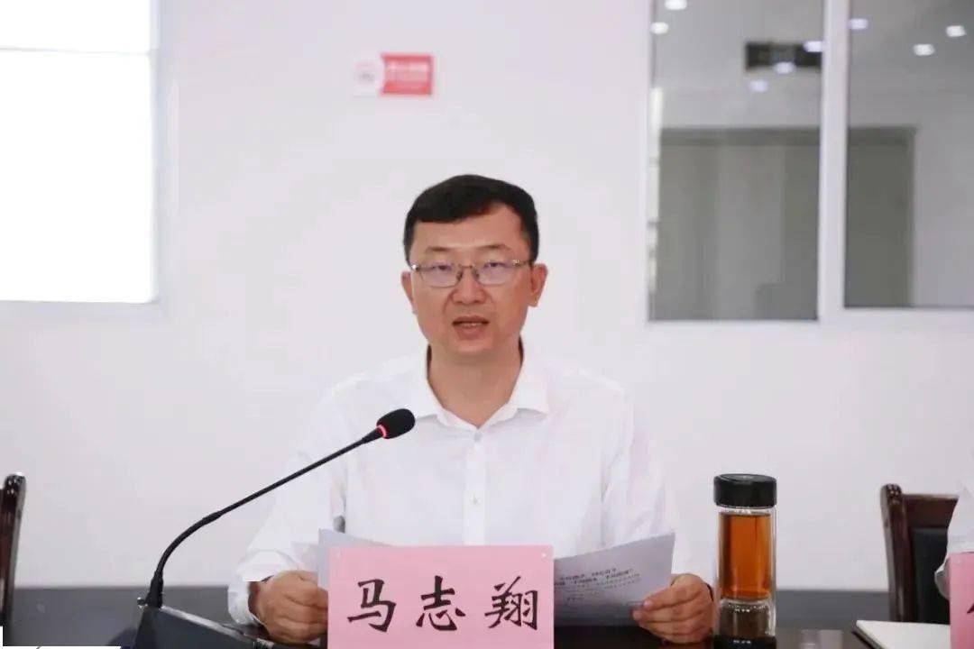 汇报会上,县委副书记,县长马志翔向州考评组汇报弥渡县双拥模范县创建