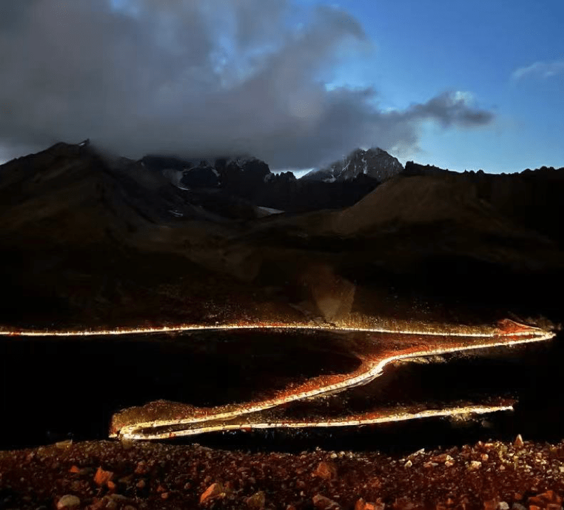 暑期新疆游火爆：游客堵在独库公路看日出，每天游玩时间超12小时，民宿老板看到了希望