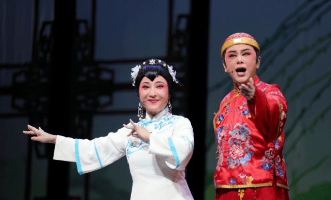 现场观众情绪高涨,充满热情,徐铭,谢群英老师返场,介绍了杭州越剧院