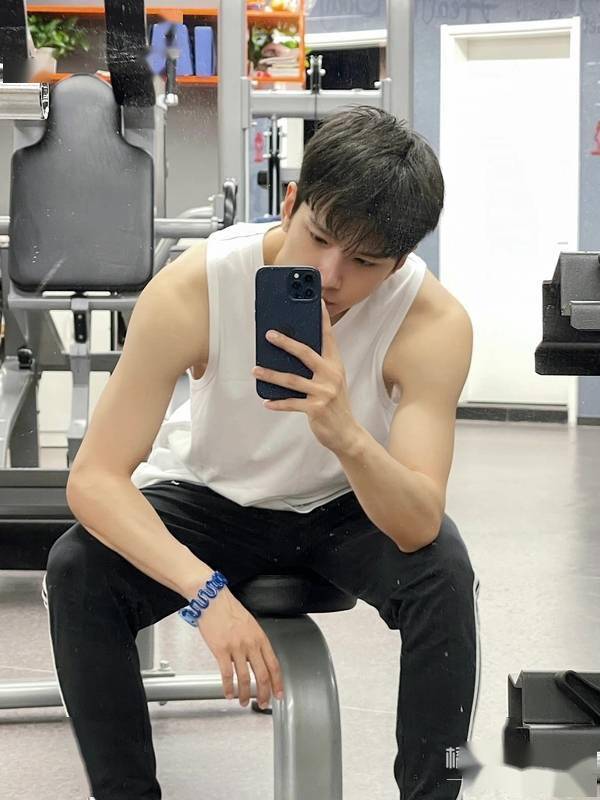 还记得《亲爱的热爱的》余承恩吗?如今撞脸小狗?