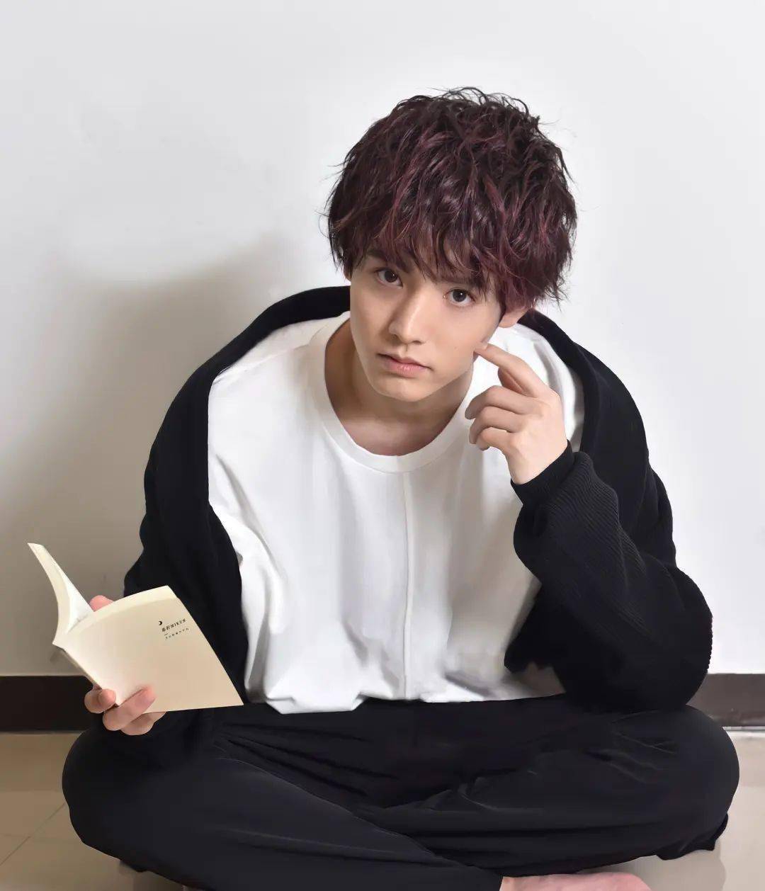 赤楚卫二出个写真都能上热搜的小奶狗