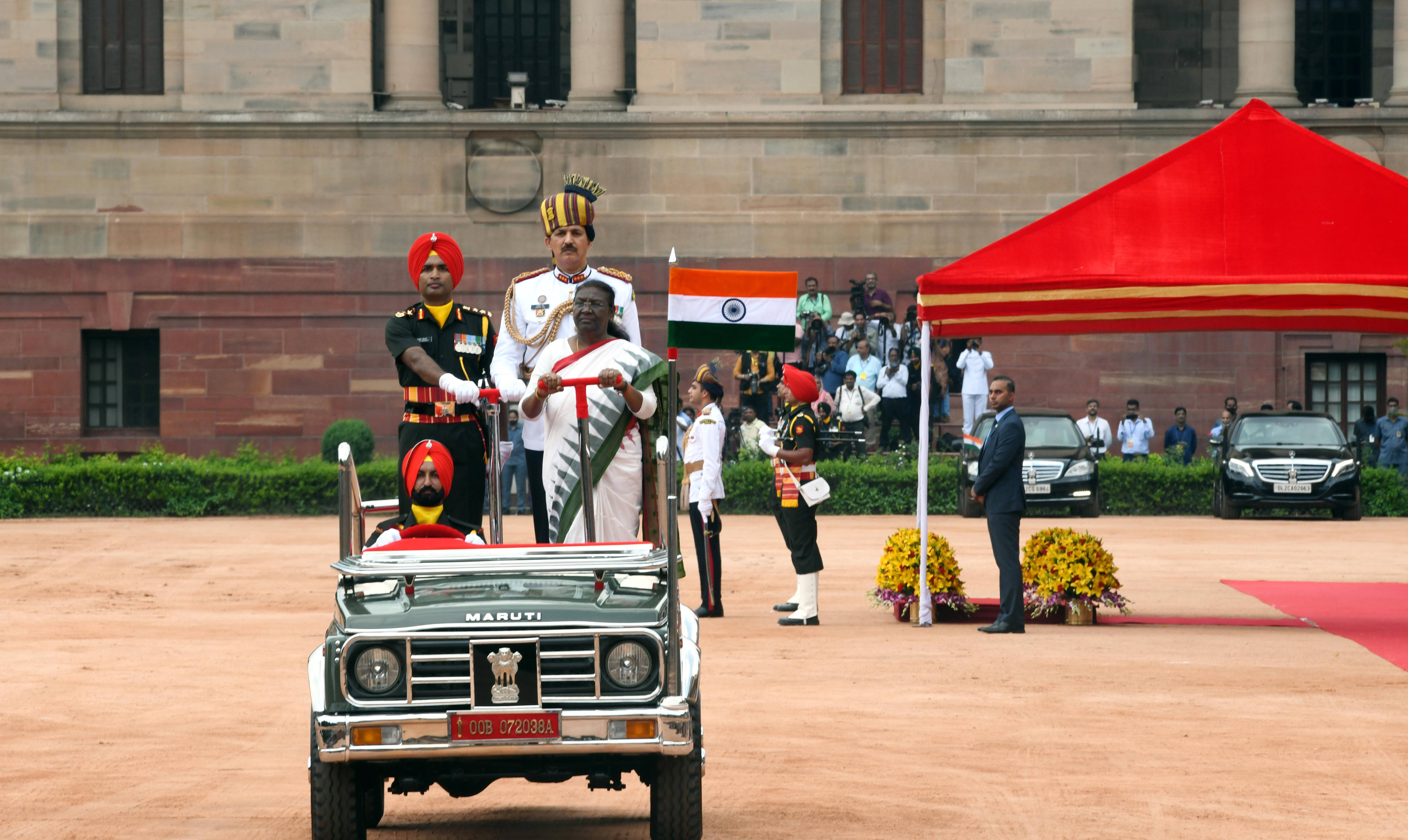 印度新当选总统德劳帕迪·穆尔穆(前右)在新德里的总统府检阅三军仪仗