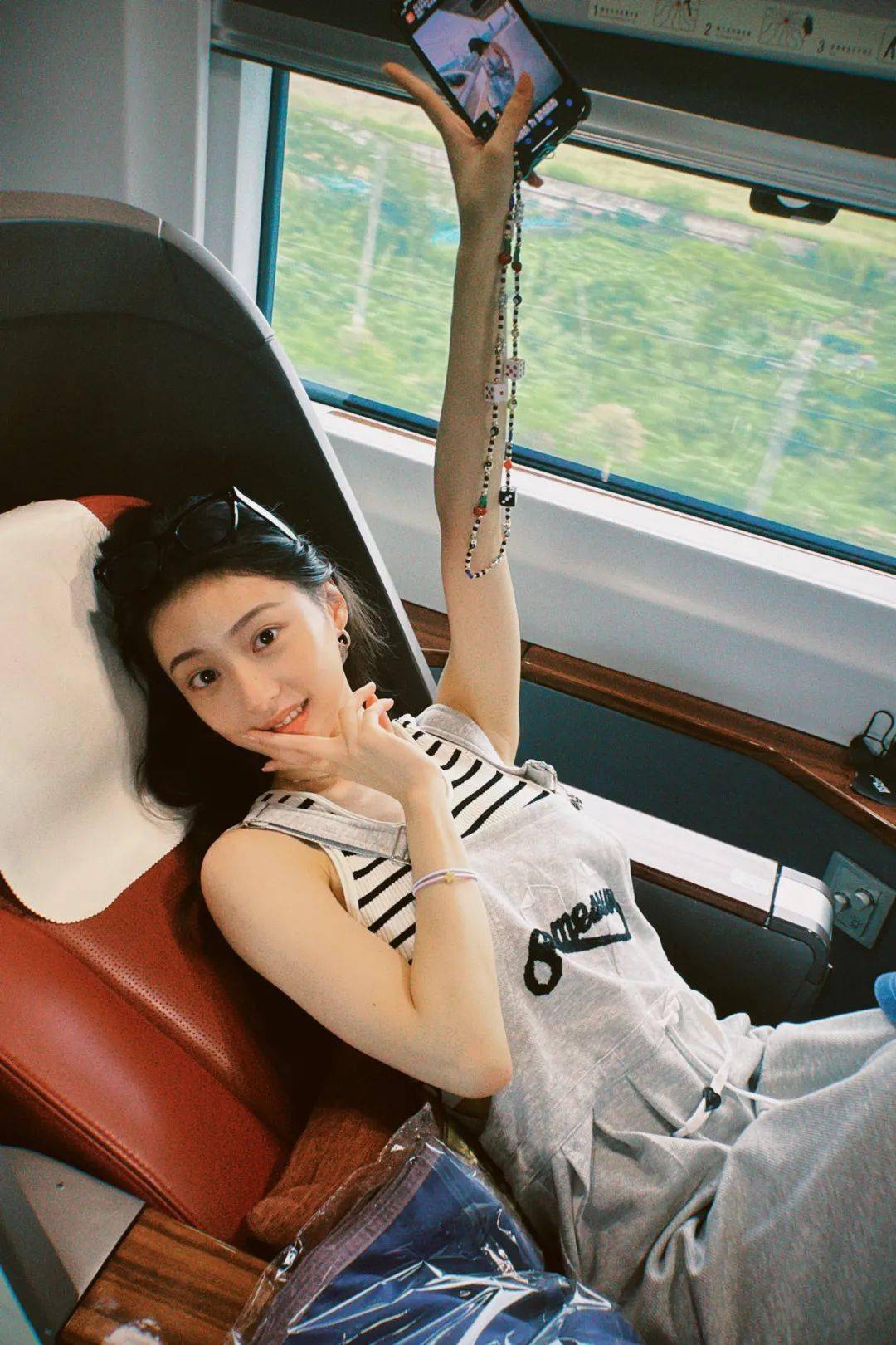 被00后小花一再戳中审美是什么体验