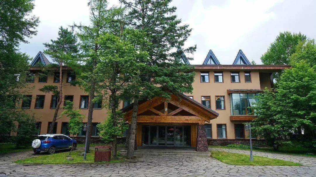 蓝景酒店坐落在吉林省长白山北景区原山门200米处,周边热门景区环绕