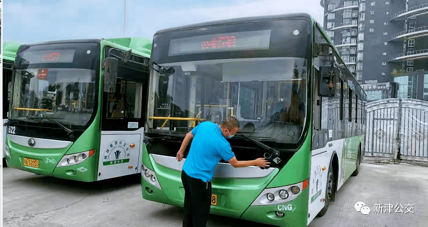 高温下的坚守热爱105度的你新津公交人