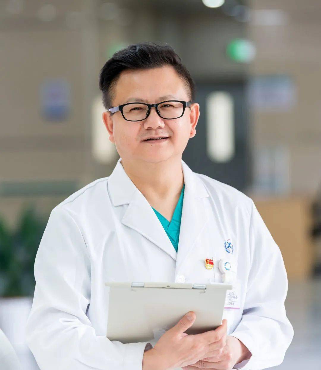 他都以精湛医术,满腔热情和一身正气,书写了一个白衣战士的操行风范