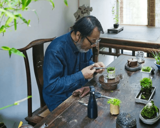 王大濛,江南大学设计学院副教授,硕士生导师(现已退休).